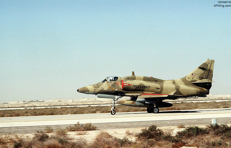  p>a-4攻击机(英语:douglas a-4 skyhawk,绰号:"天鹰"),是20世纪50