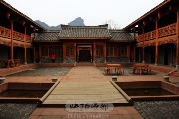  p>张家大院位于霸州境内,建于一八三0年(清道光十年),原户主聚兴堂张