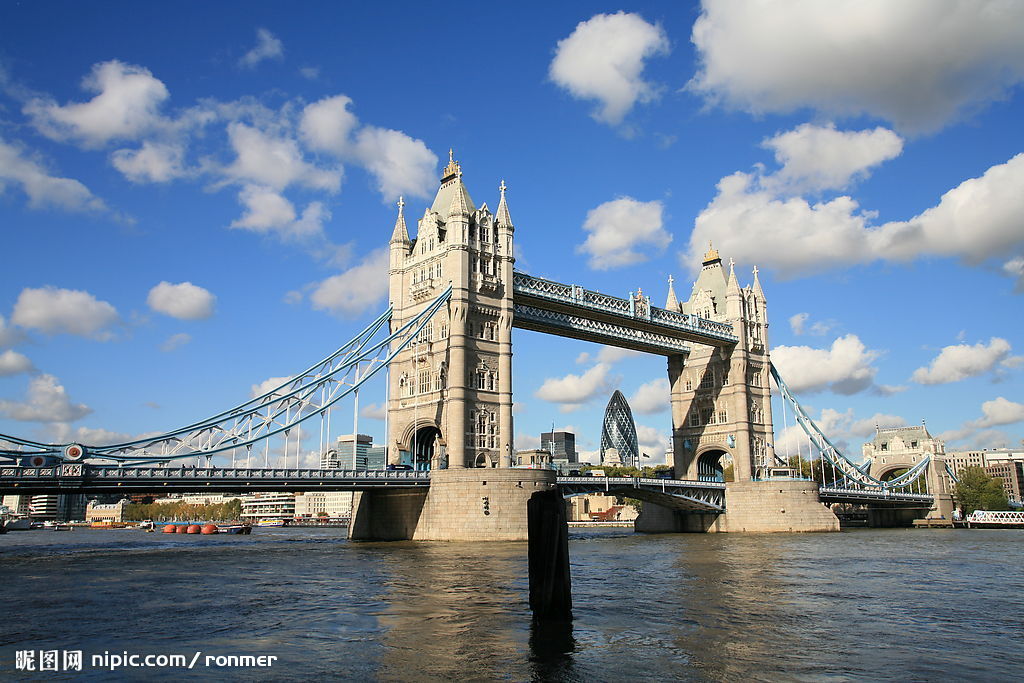 ">悬索桥 /a>,位于 a target="_blank" href="/item/英国/144602"