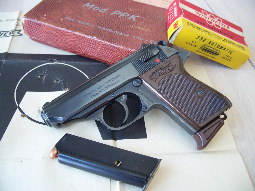 walther ppk),是德国于1908年推出第一把小型自动手枪,这枪主要是供