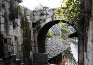 十八峒各民族人民大起义又名"九溪十八峒起义","九溪十八洞起义"或" a