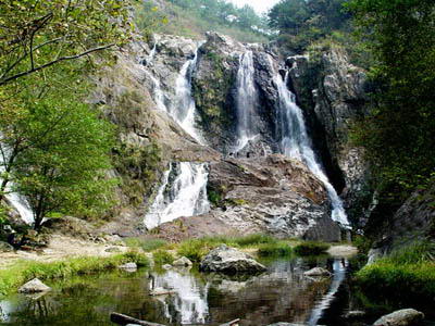  p>天柱深山景区流水汇流过宋家板桥后,称九井河,全长约6公里,海拔悬