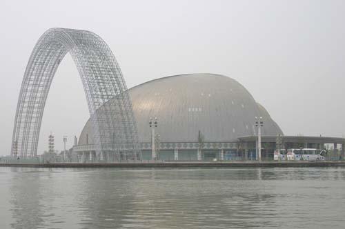 水城明珠大剧场是这个秀美的城市中一颗璀璨的明珠,她坐落在烟波浩淼