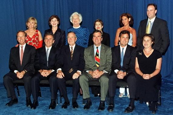  p>骷髅会的会标是一个 a target="_blank" href="/item/骷髅头/80771