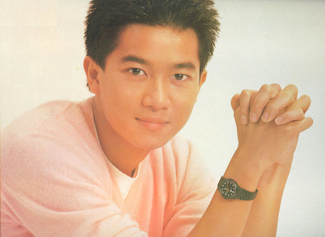  p>《回望》是陈百强演唱的一首歌曲,收录于1992年专辑《只因爱你》.