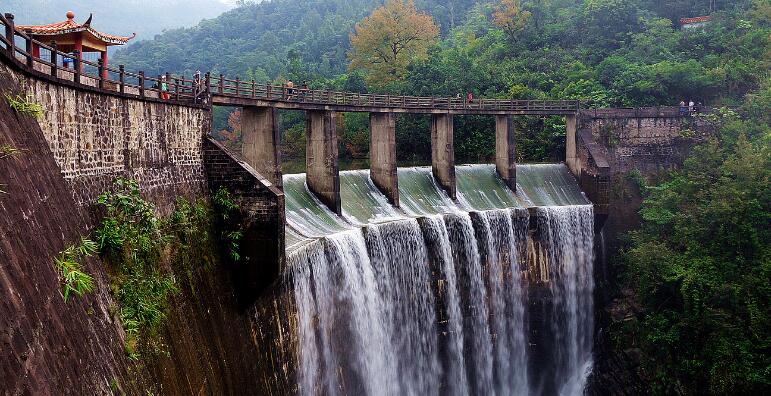  p>红坎瀑布位于 a target="_blank" href="/item/白沙黎族自治县">