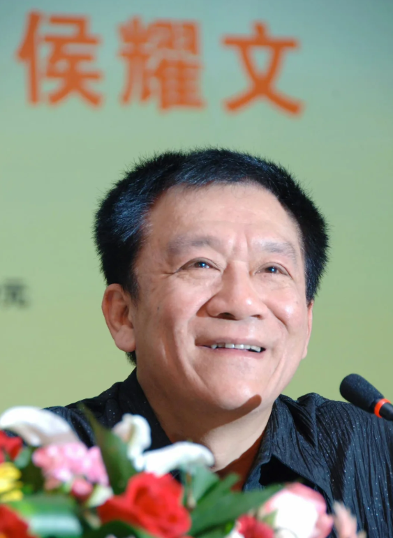 21年前抛弃侯耀文，转身嫁给师侄戴志诚的袁茵，如今活成了这样_百科TA说