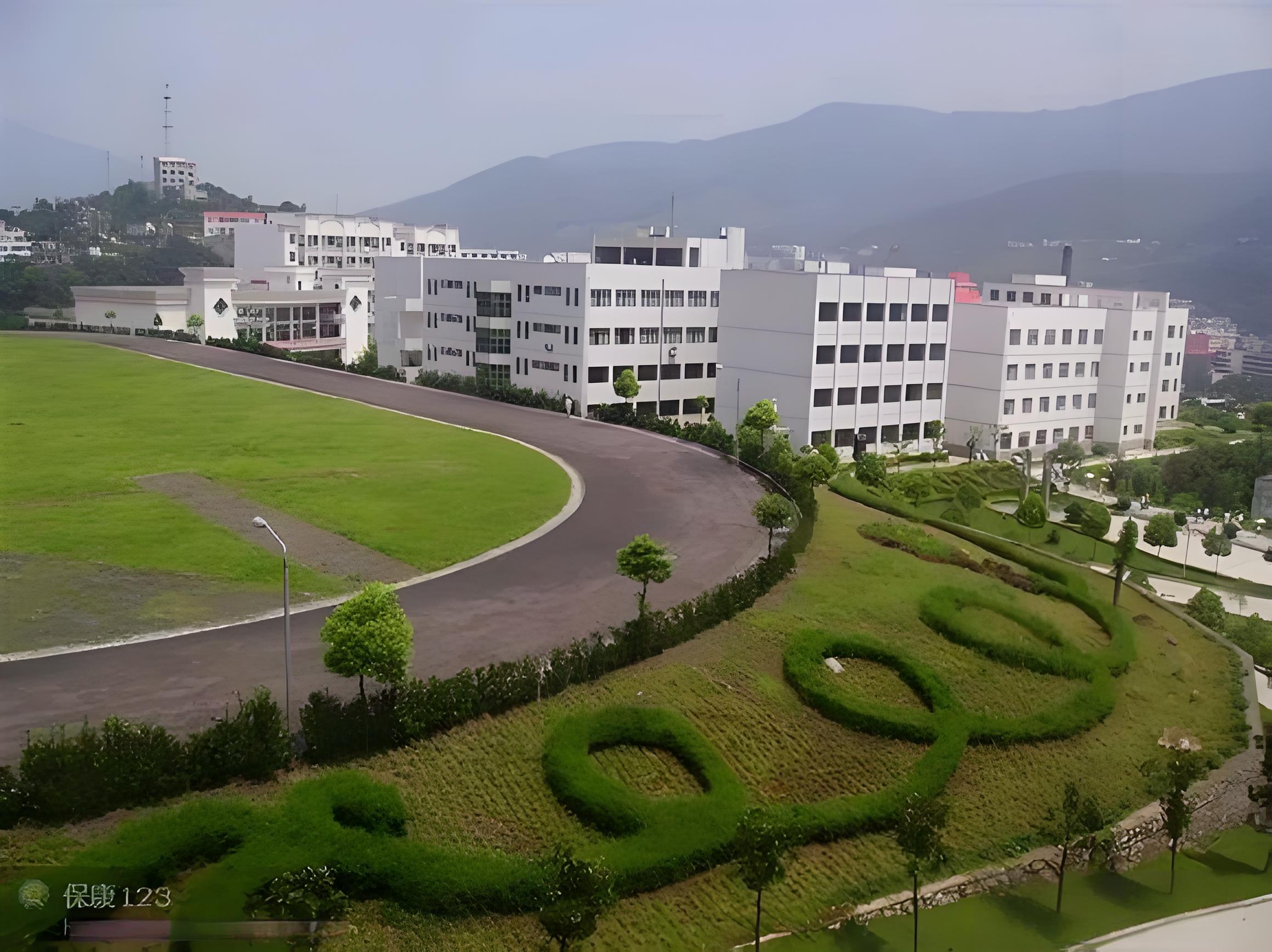 一中,数度迁址,更名,现位于保康县城关镇笔架山下,系襄阳市重点高中