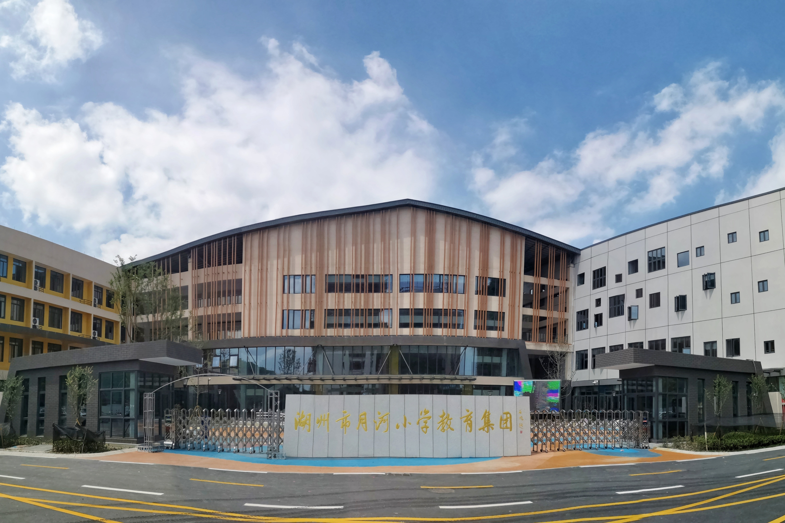 id="gnhgrivc7u">地处丝绸之府,湖笔之乡,文化之邦的湖州市月河小学