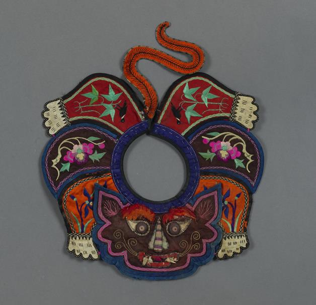 平绣花鸟纹虎形围嘴