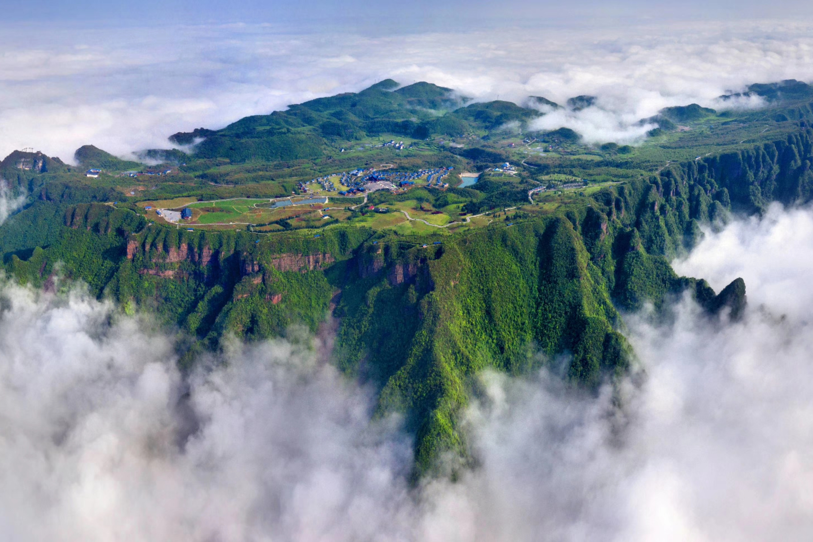  p data-id="gnx1drx5t7"> b>川河盖旅游度假区 /b>位于重庆市秀山县