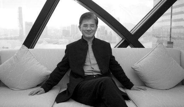 霍启刚母亲与现任老公逛商场，二人手挽手热聊，网友：这次嫁对了_百科TA说