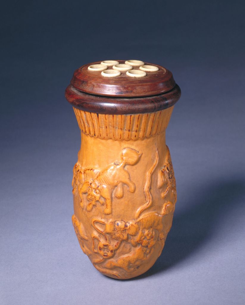 清匏制狮子戏钱纹蝈蝈罐