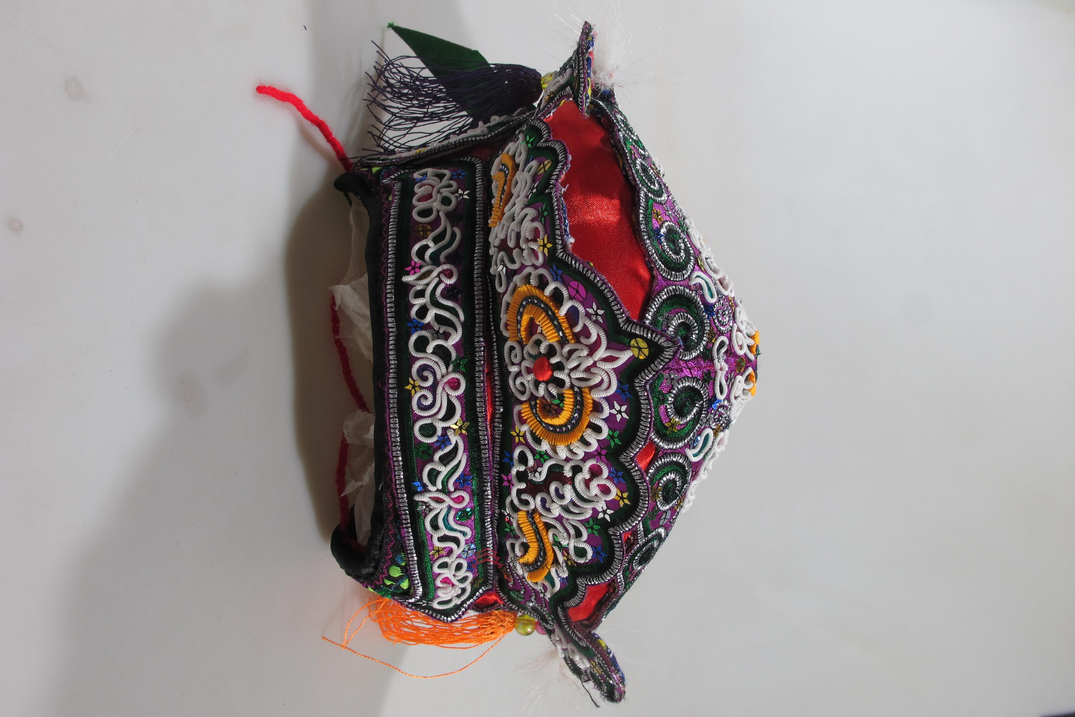 当代榕江侗族缠绣龙纹流苏莲花帽