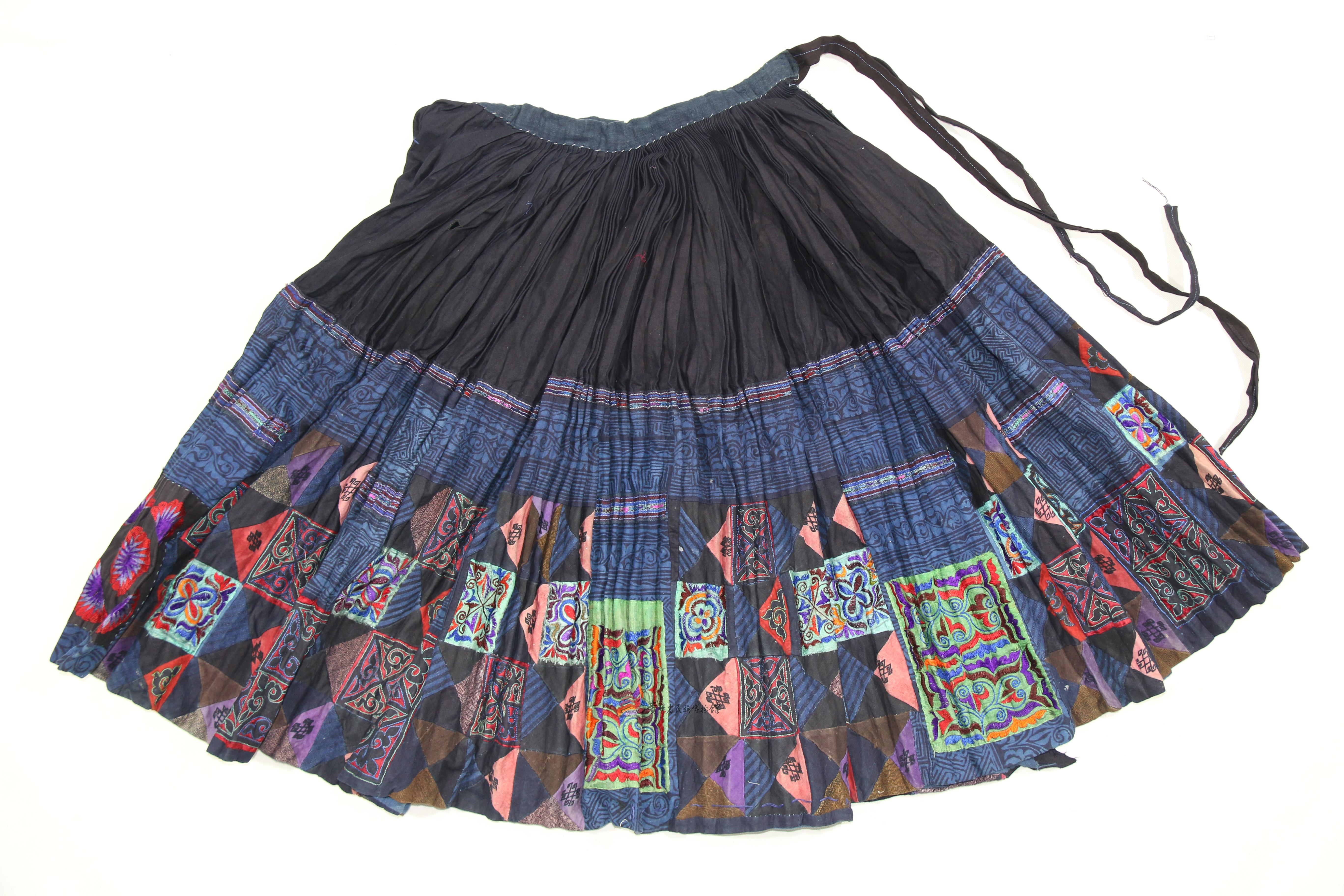 当代惠水布依族印染布贴平绣几何纹百褶裙