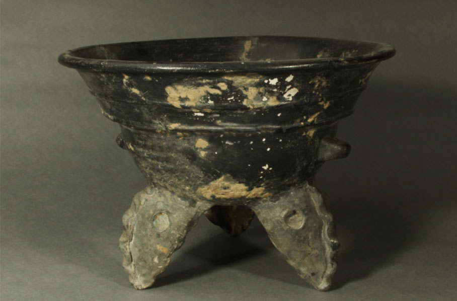 黑陶鸟喙足鼎