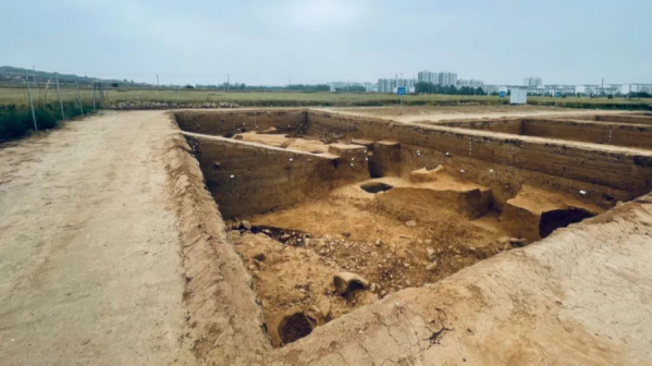 <p>王城岗及阳城遗址环境图