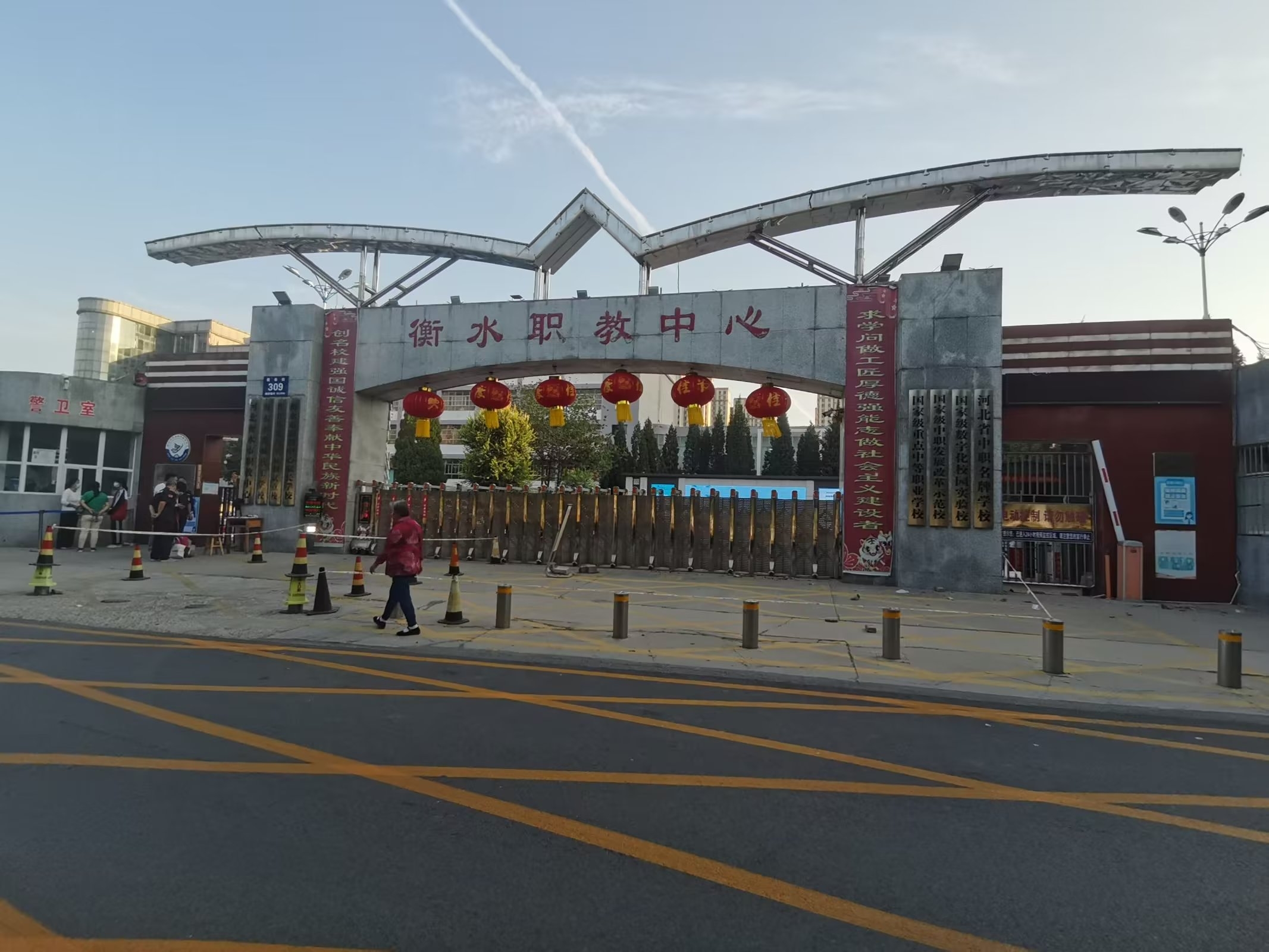 衡水职教中心坚持"以人为本,以德立校"的办学宗旨,秉承"办平民学校,为