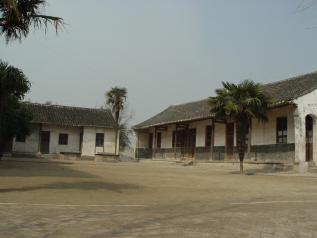  p>江谦在三余镇耕读的具体地点位于三余镇广运小学内,现存八间瓦房,5