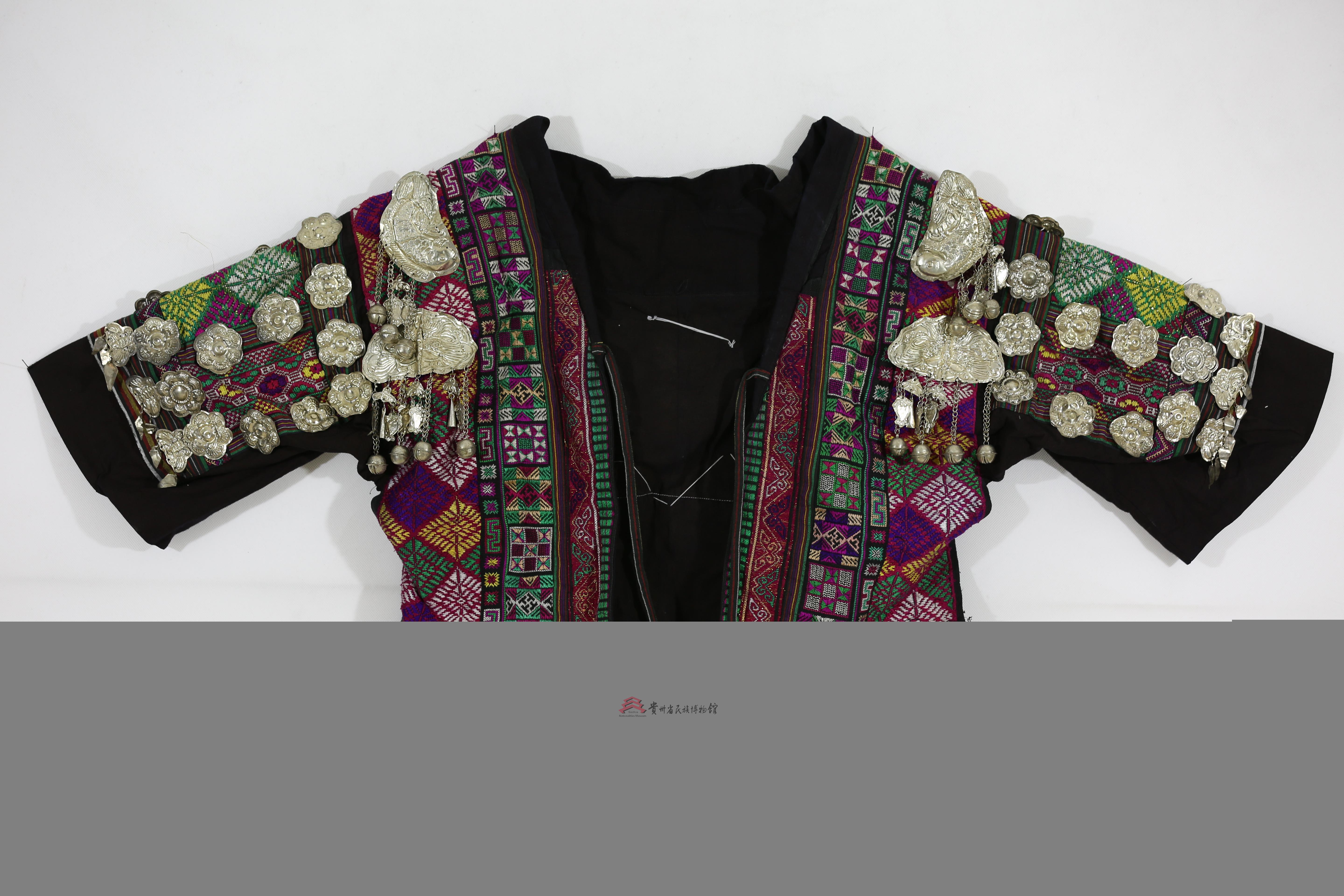  p>当代雷山大塘短裙苗女盛装刺绣花纹上衣是一件由贵州省民族博物馆