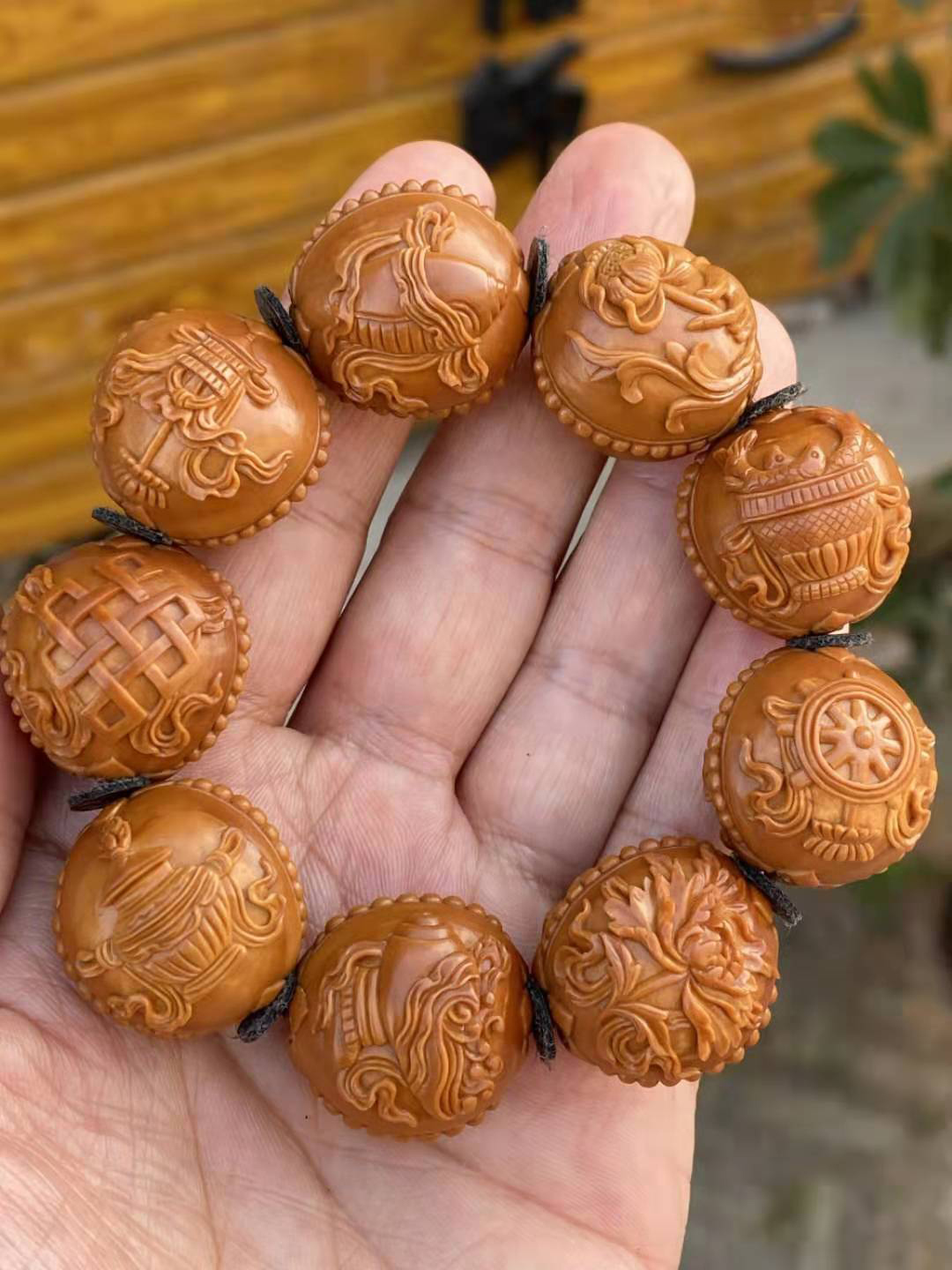  p>马良,中国汉族人,工艺艺术家,国家工艺美术师,核雕工艺师.