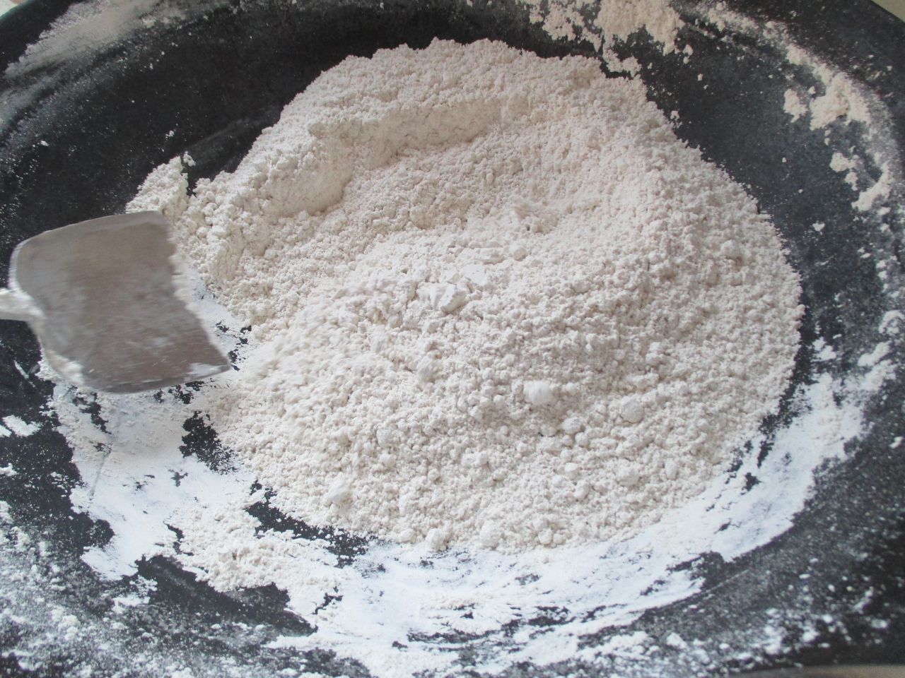  p data-id="t9dmjbbwas0z">炒小麦粉是一道以小麦面粉为主料制作而成
