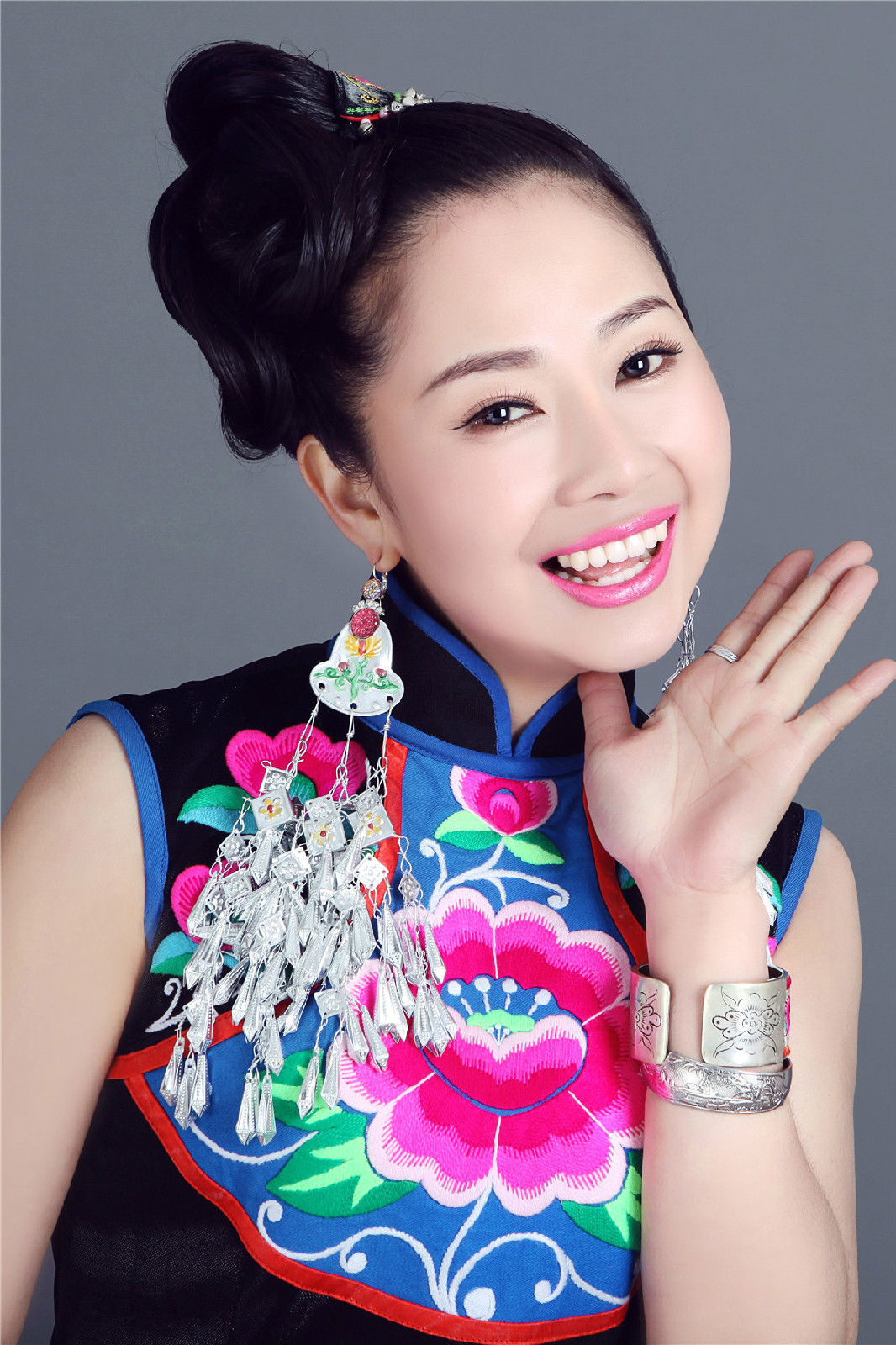  p>周丽珍,1986年10月24日出生于云南省楚雄州姚安县,中国内地女歌手.