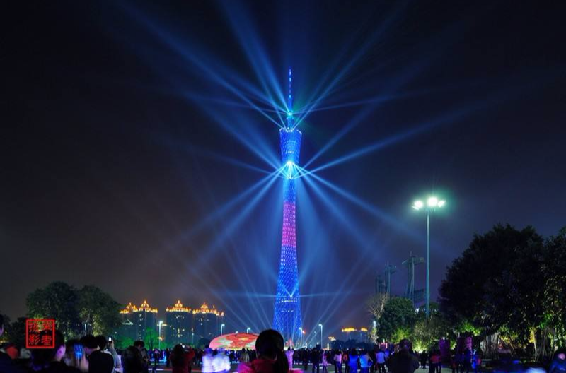 因为每到夜晚,内部有灯光透出,上部放射出12种不同颜色,图形