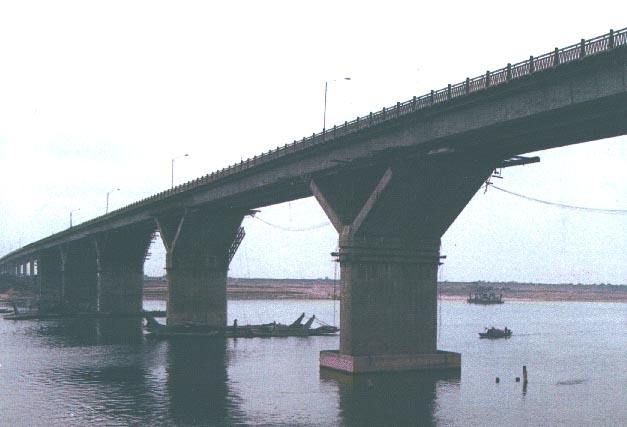 简支梁是静定结构,相邻各跨单独受 力,结构受力比较单纯,不受支座变位