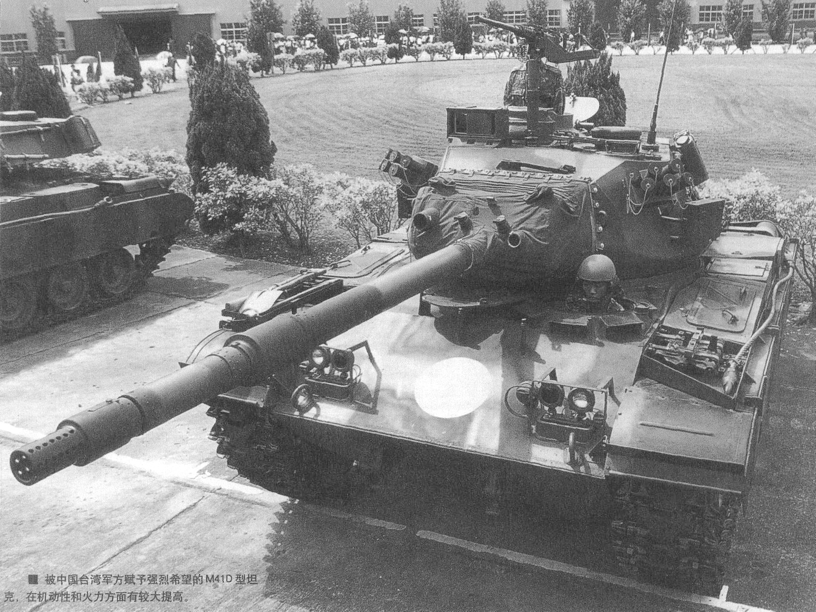 轻型坦克(英文:m41 light tank,绰号:walker bulldog,译文:华克猛犬)