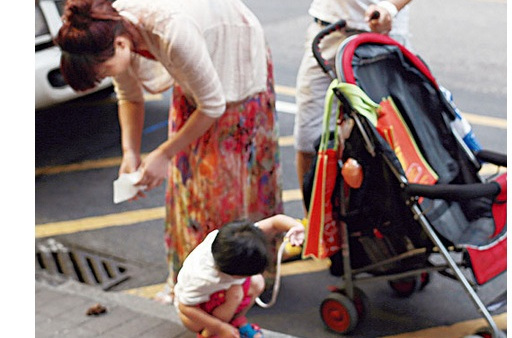 在 a href="#" data-lemmaid="128775">香港 /a>街头让小孩在路边小便