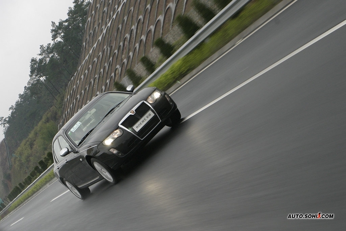 >轿车设计与技术基因的中高端轿车产品,荣威roewe750秉承英伦贵族气质