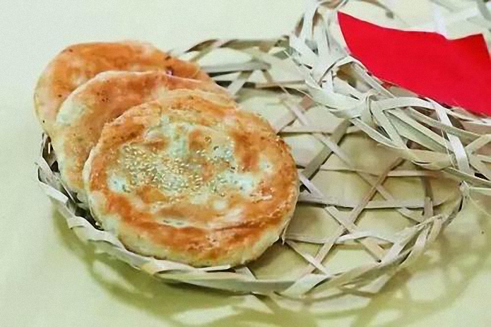  p>张家港拖炉饼是一道美食,主要材料是精白面粉,荠菜等,配料有香油