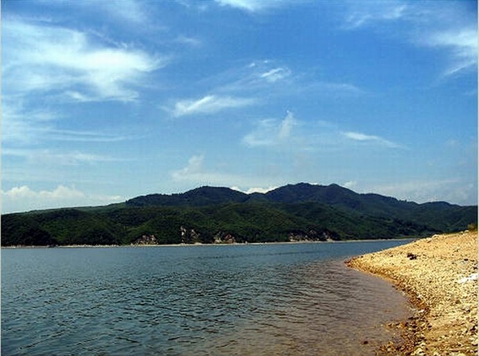  p>玉龙湖位于凤城市扬木乡和红旗镇交界处,距凤城市37公里,距丹东