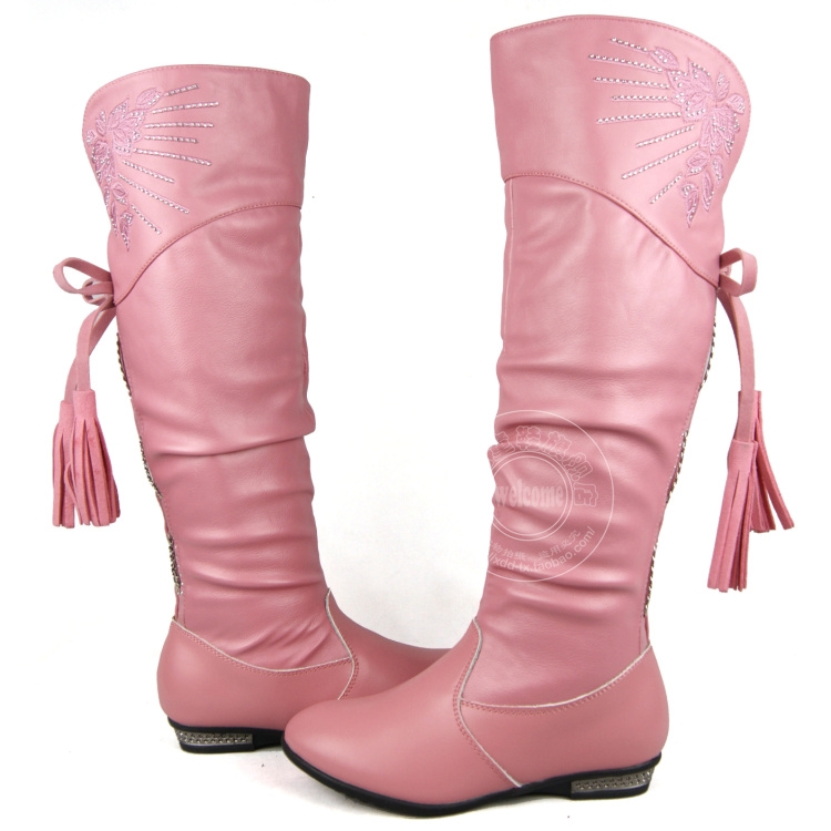 童靴是专门为儿童设计的,并依据儿童年龄段的孩子脚