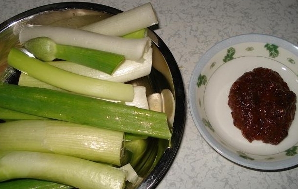  p data-id="gnwqzxj8jo">山东有一种"大葱蘸酱,越吃越胖"的说法.