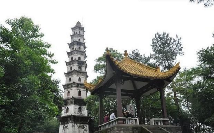  p>文峰塔矗立于 a target="_blank" href="/item/宁海/1086789" data