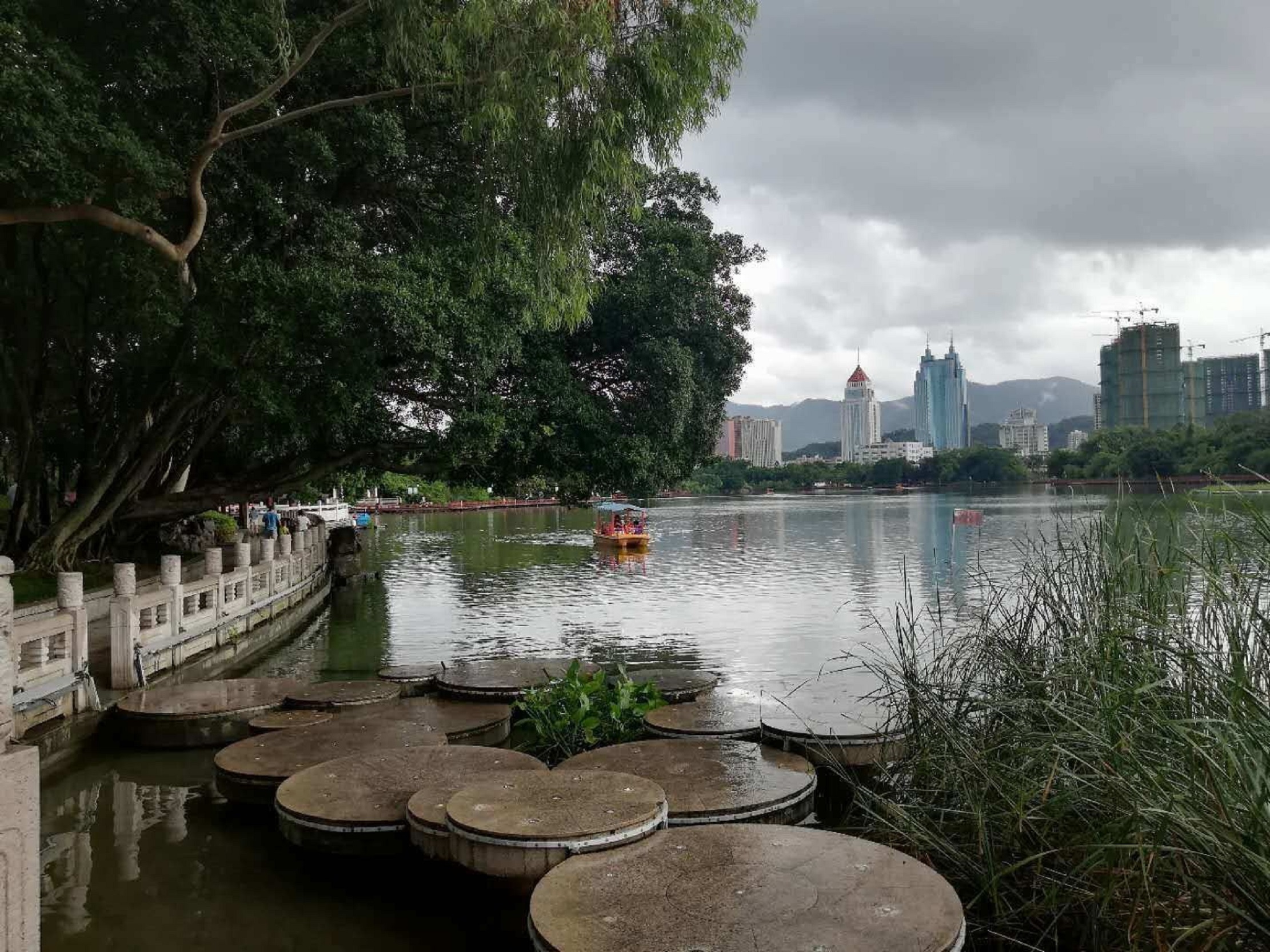  p>福州西湖 a target="_blank" href="/item/公园/4591" data-lemma