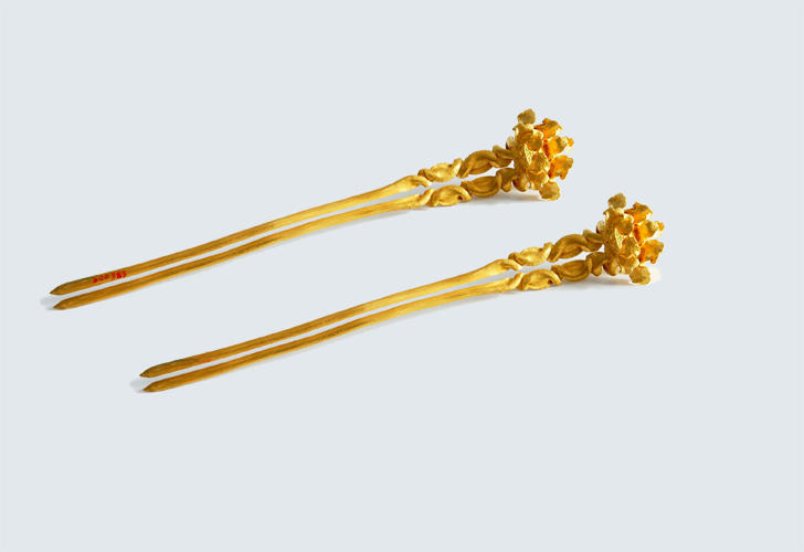  p>此展品为元代的金属器,簪身扁平,簪首锤揲梅花簇拥一朵荷花.