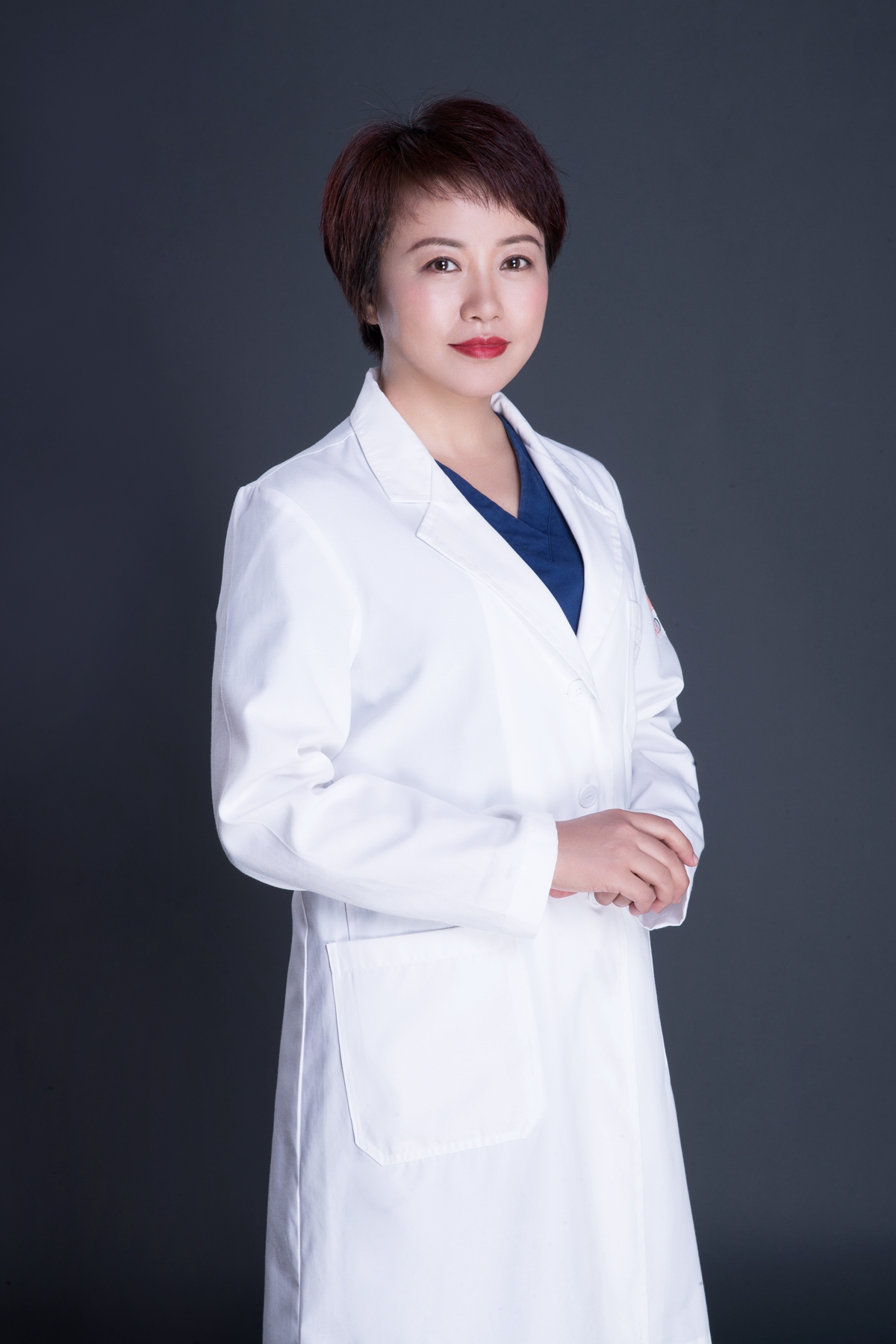 刘丽,临床皮肤病与性病专业,现就任于北京薇琳医疗美容医院,证书