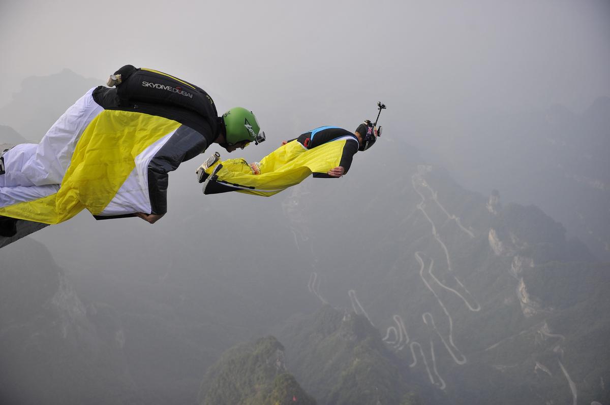  p>翼装飞行,也成为近距离天际滑翔运动,是指运动员身着翼装从高处飞