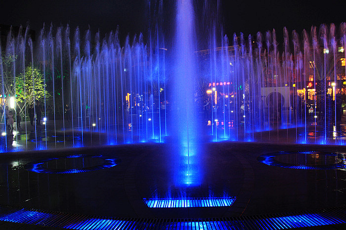 宁海县人民政府为纪念家乡这位饮誉中外的艺术大师,兴建了潘天寿广场