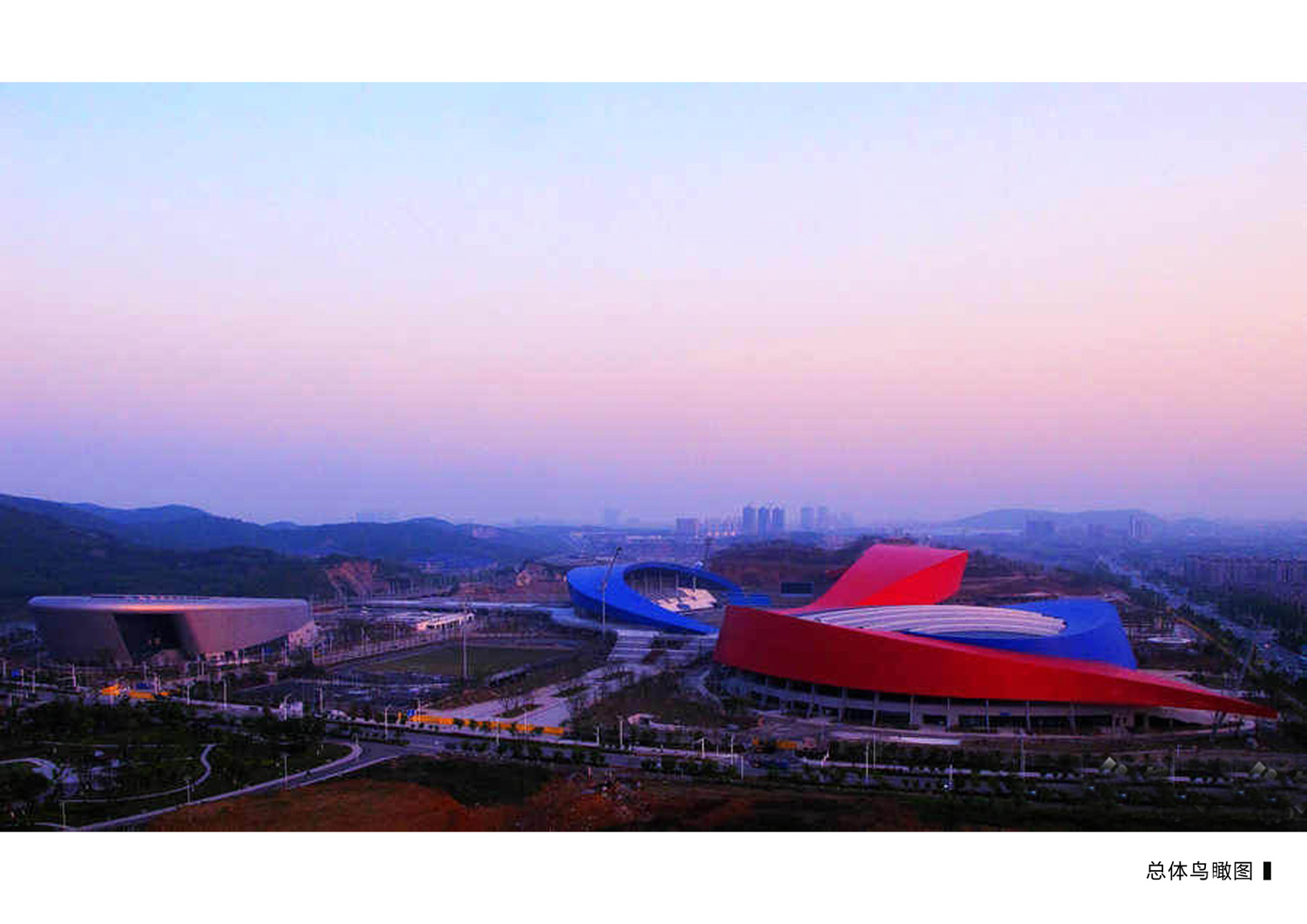  p>镇江体育会展中心位于江苏省镇江市,总投资12亿,建筑面积19万平方