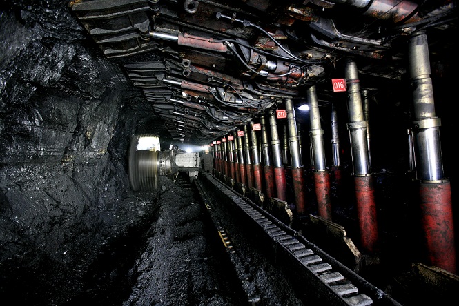  p>采煤(coal mining),就是把有价值的煤炭从地下或地表分离并运离