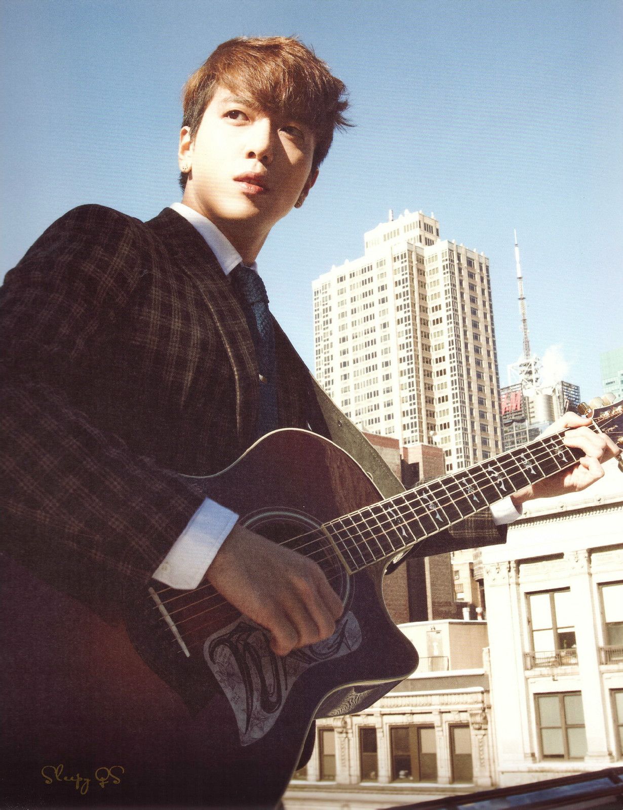  p>郑容和(jung yong hwa),1989年6月22日出生于韩国首尔,后随父母