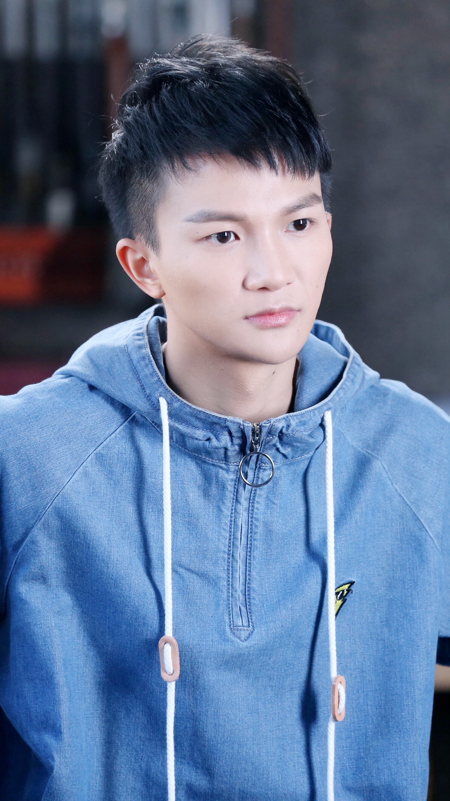  p>周深,1992年9月29日出生于湖南邵阳,长于贵州贵阳,中国内地男歌手