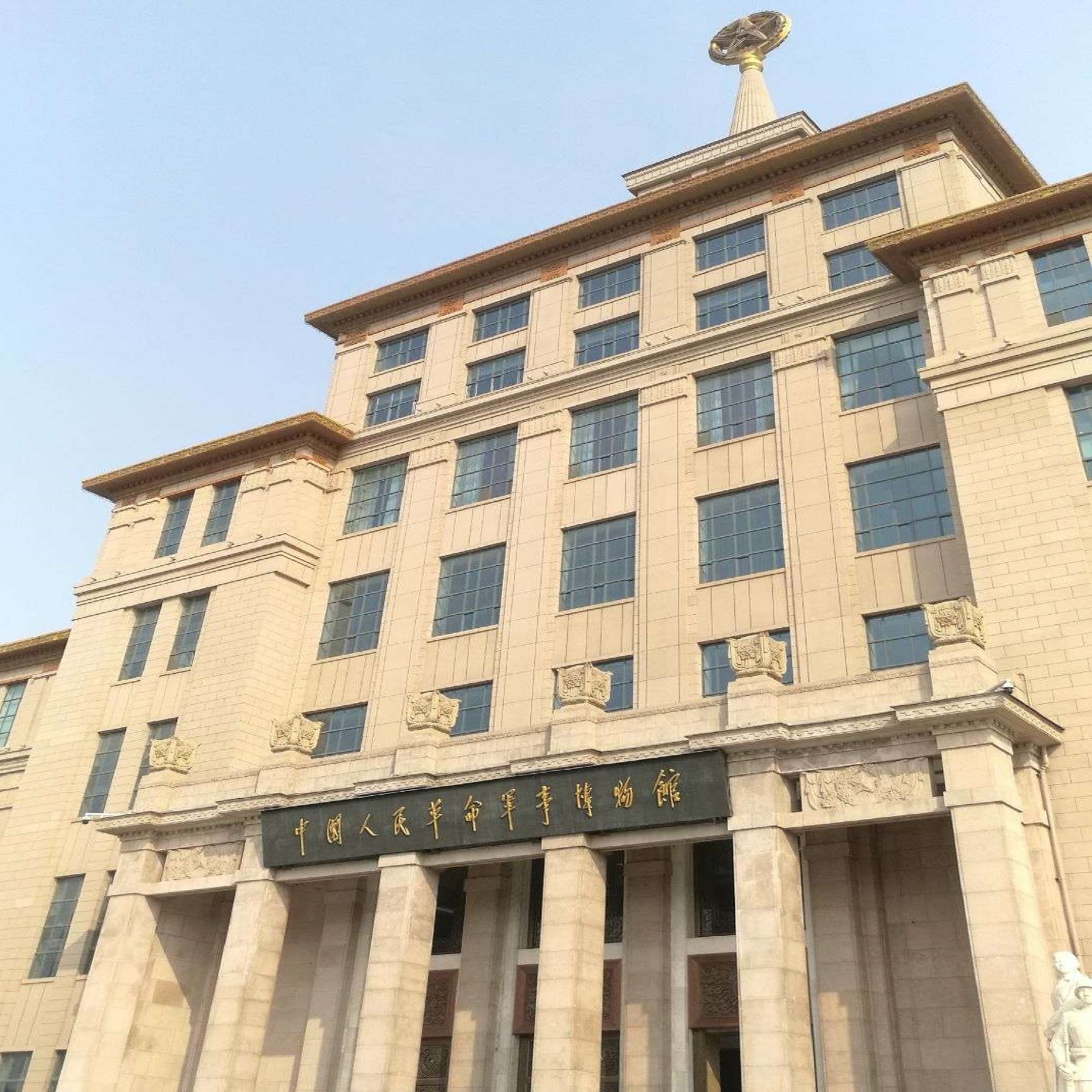  p>中国人民革命军事博物馆位于北京天安门西面的长安街延长线上,筹建
