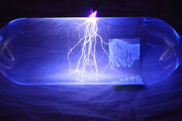 "5208679">辉光 /a>的 a href="#" data-lemmaid="558052">气体放电 