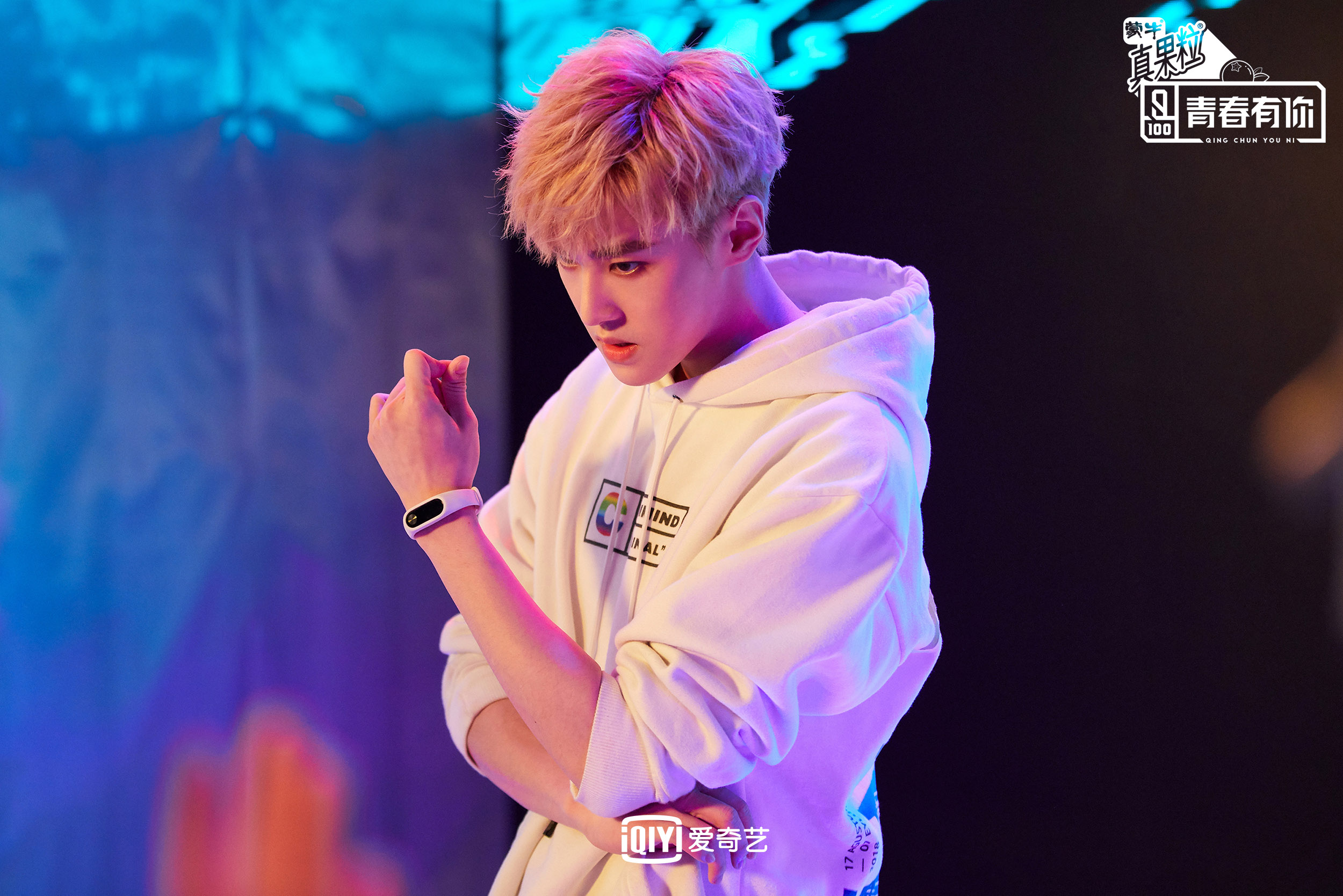  p data-id="gncpg3176m">嘉羿,原名黄嘉新,1998年7月14日出生于江西