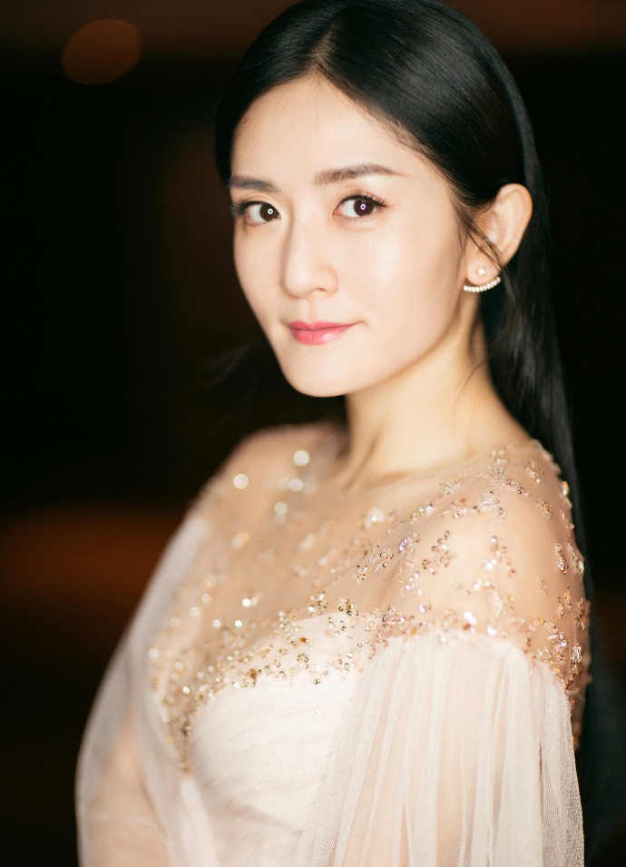  p>谢娜,1981年5月6日出生于四川省德阳市中江县,中国女主持人,歌手